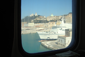 Dans le port d'Ancône , vue par le hublot de notre cabine